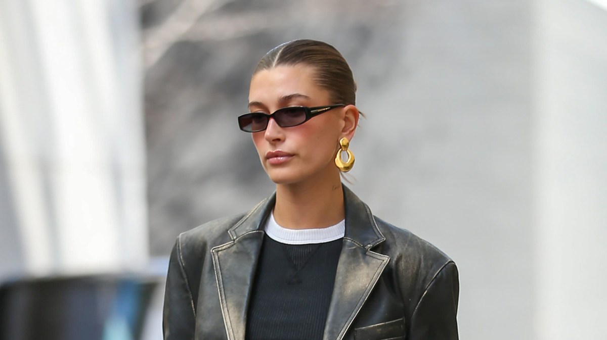 Hailey Bieber setzt den Modetrend für den Sommer 2023.