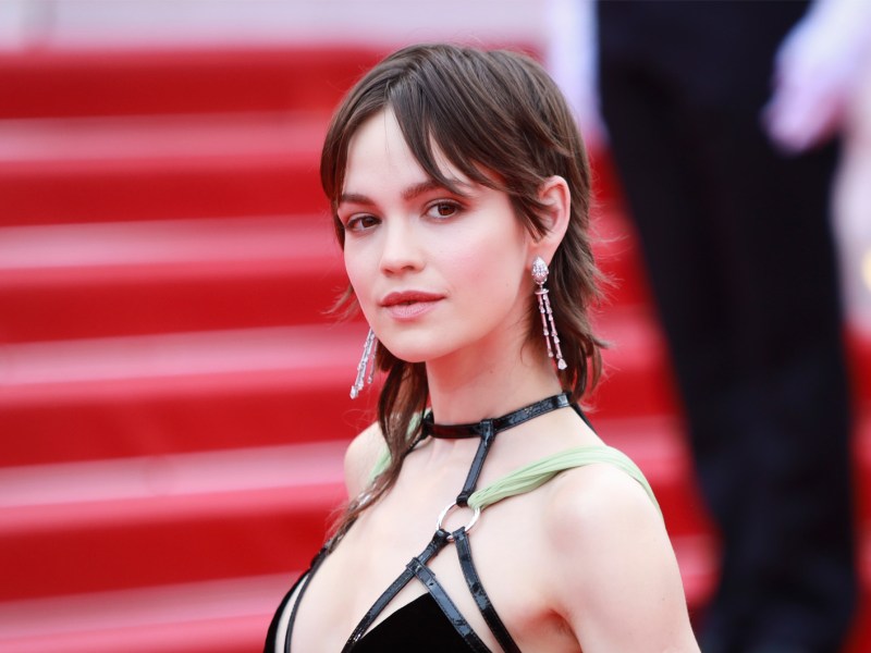 Schauspielerin Emilia Schüle mit fransigem Haarschnitt.