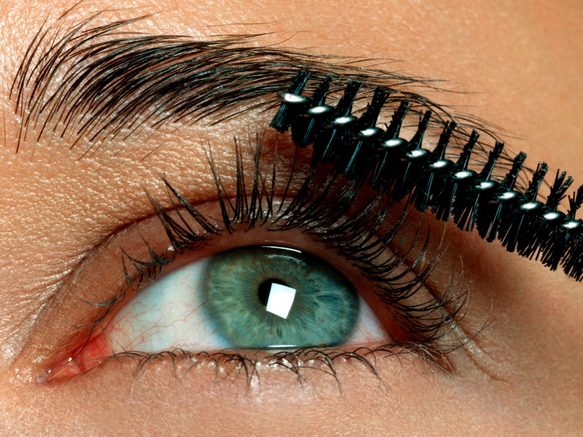 Nahaufnahme eines Auges mit Wimpern und einer Wimpernb&uuml;rste