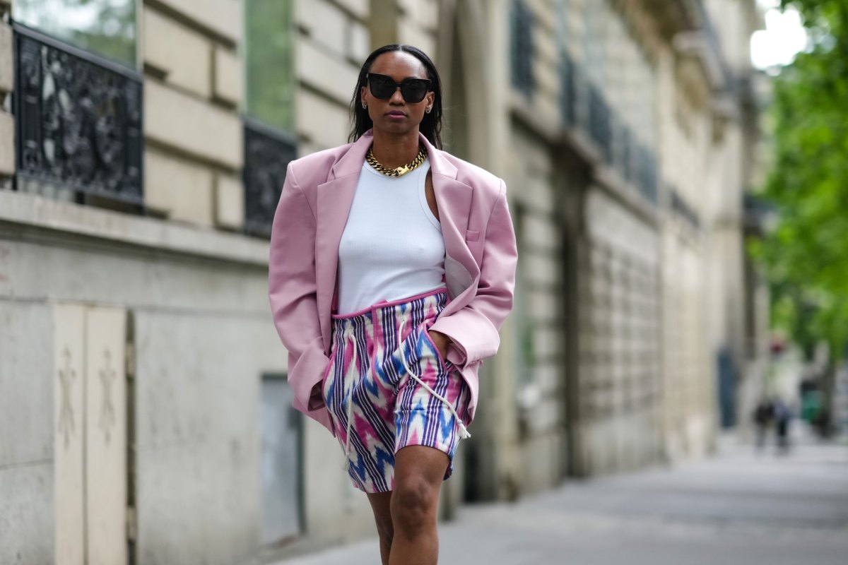 Frau, die ein Tank Top trägt, unter dem sich ihre Brust abzeichnet.