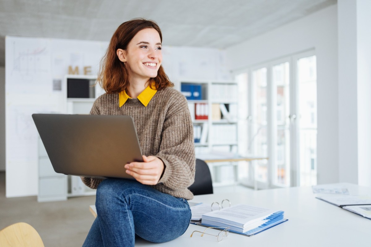 Frau mit Laptop