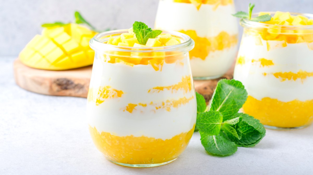 Kokos-Mango-Dessert im Glas