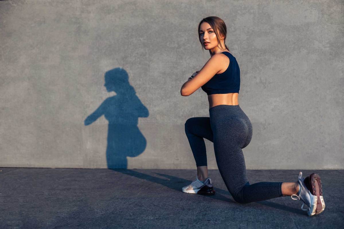 Zwei Frauen machen beim Training Squats