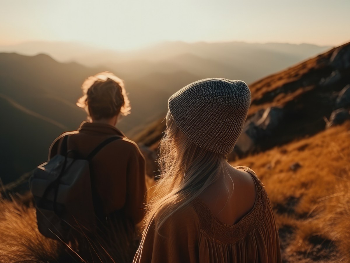 Mann und Frau auf Hügel im Sonnenuntergang