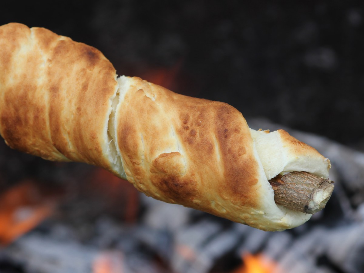 Süßes Stockbrot über dem Feuer