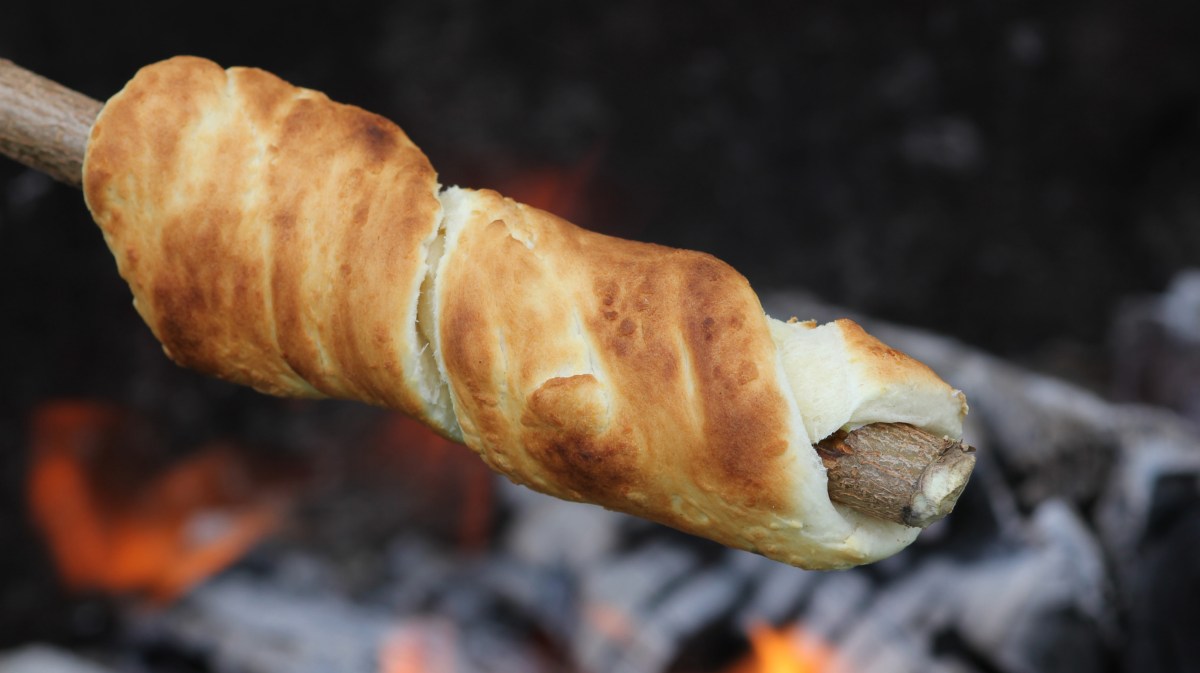 Süßes Stockbrot über dem Feuer