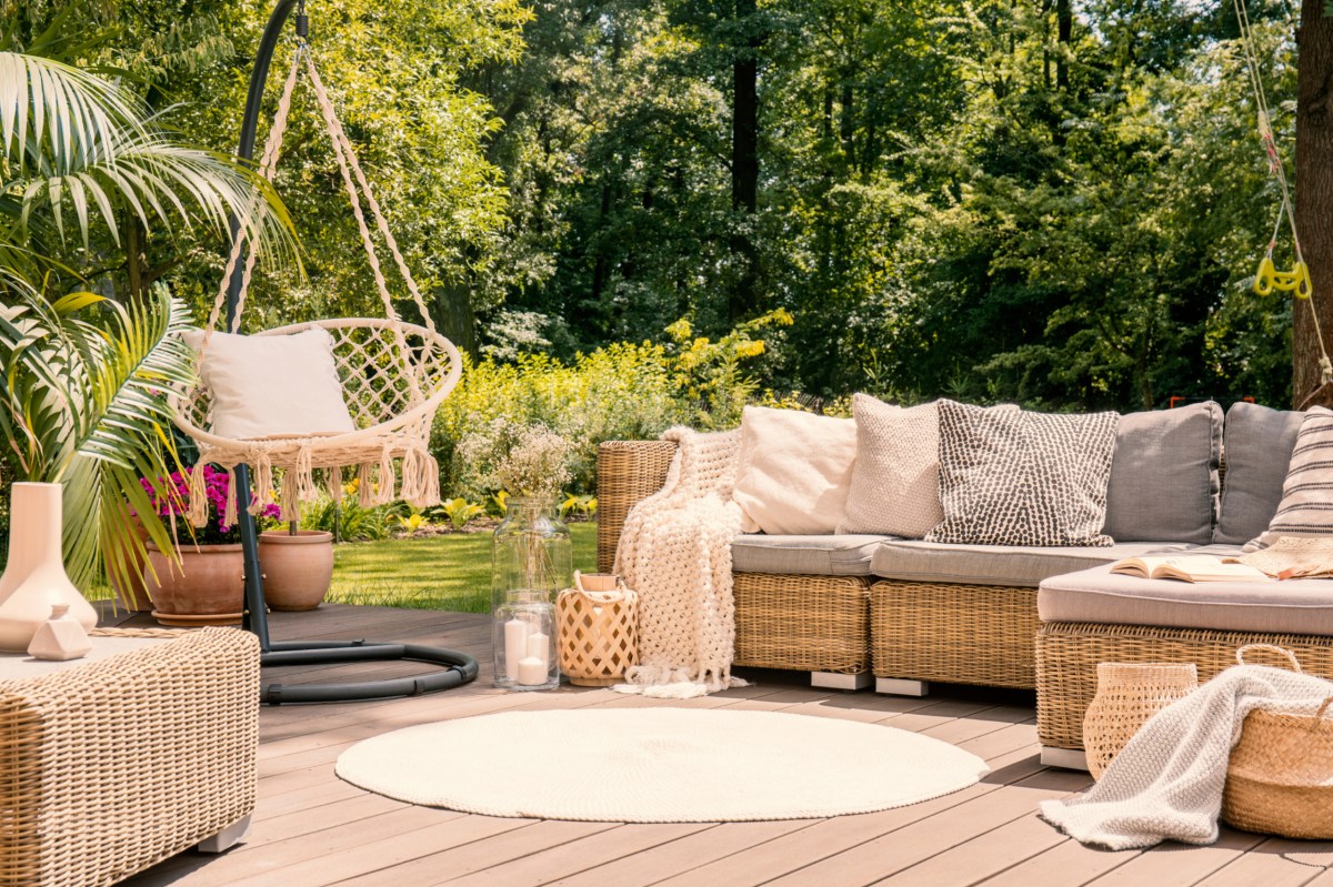 Eine Holzterrasse mit modernen Möbeln und Dekoration