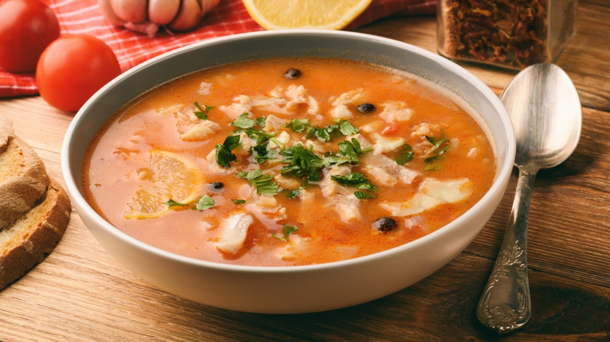 Suppe mit Fisch, Zitronen und Tomaten.