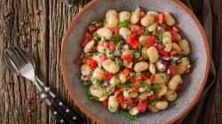 Weiße Bohnensalat mit Tomaten und Zwiebeln.