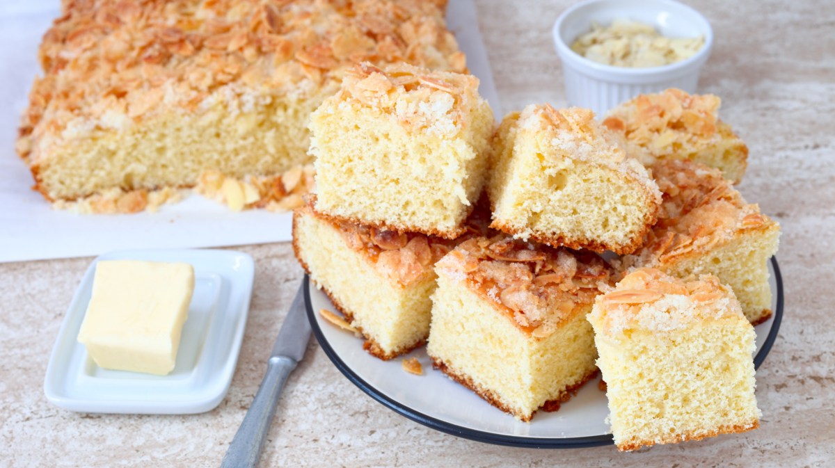 Butterkuchen-Stücke auf Teller.