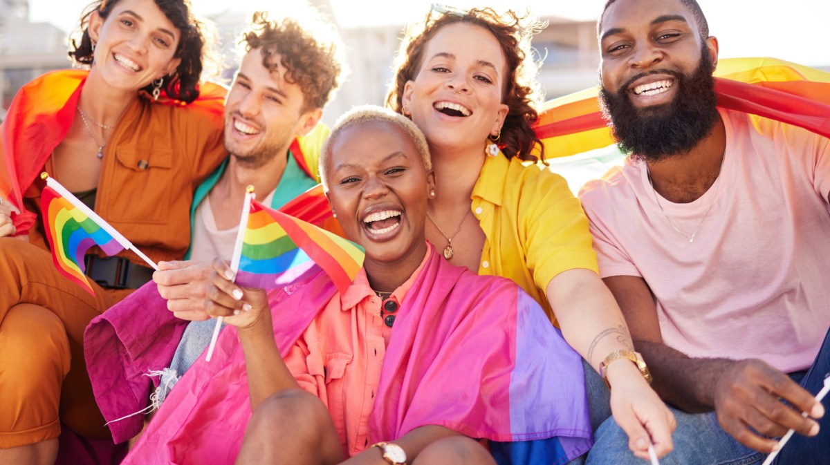 Eine diverse Gruppe Freunden feiert Pride-Month.