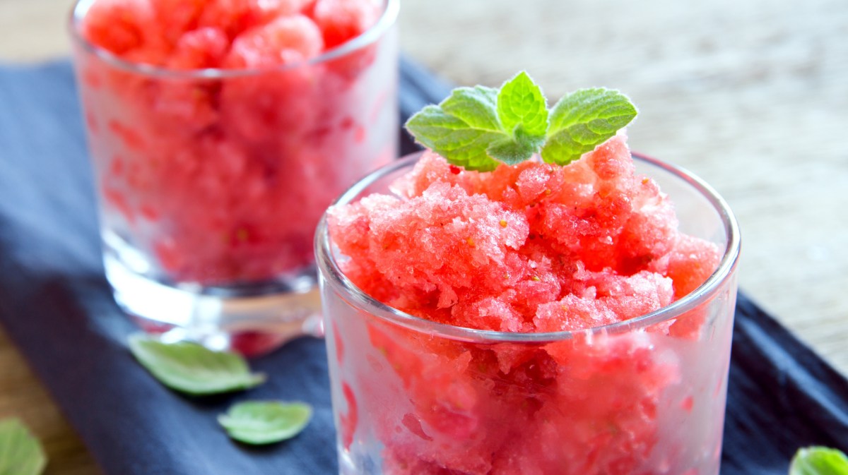 Granita aus Erdbeeren auf zwei Gläser aufgeteilt.