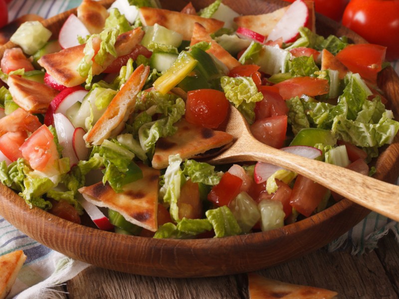 Libanesischer Salat mit Pitabrot und Tomaten.