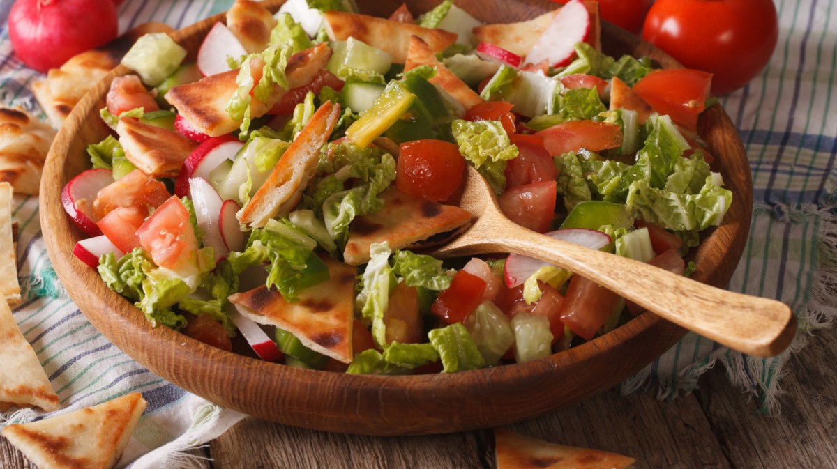 Libanesischer Salat mit Pitabrot und Tomaten.