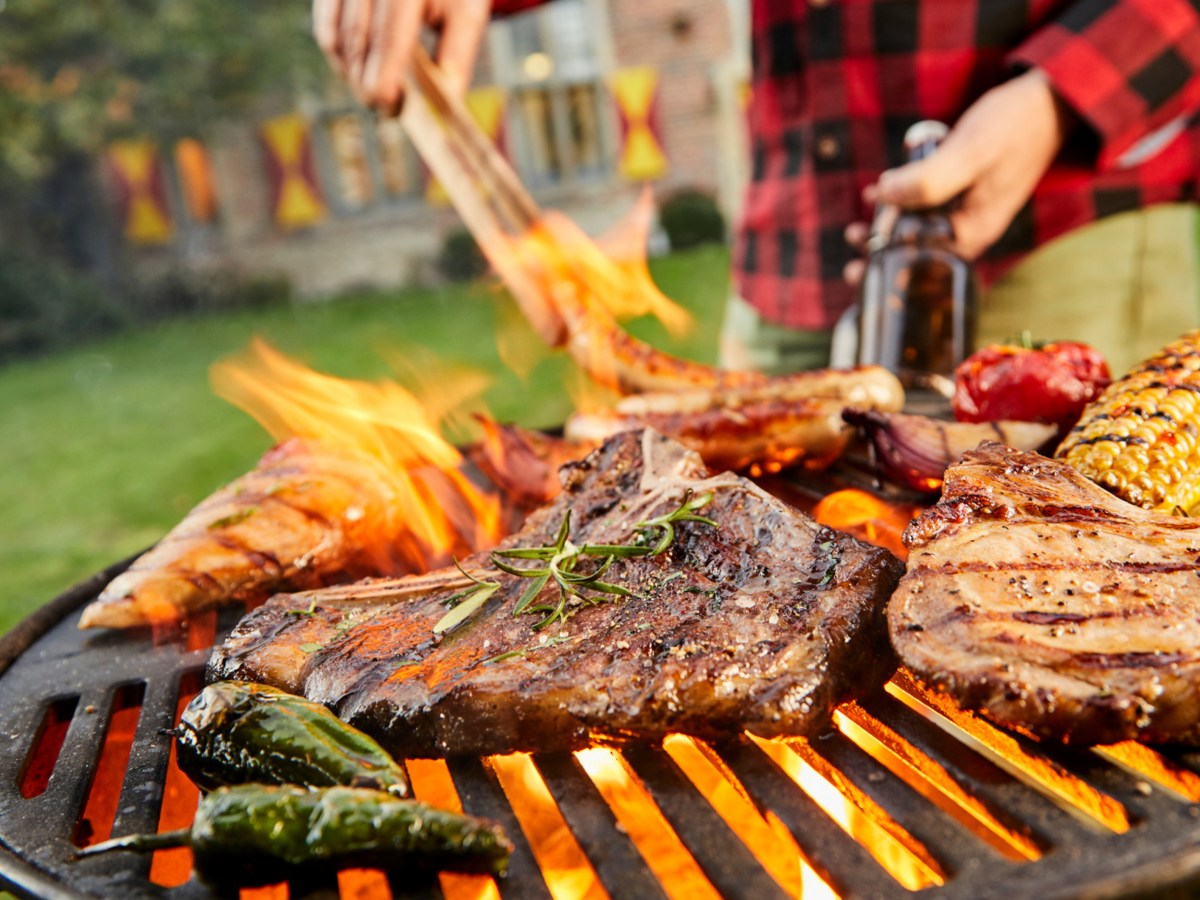 Steak und Gemüse auf Grill.