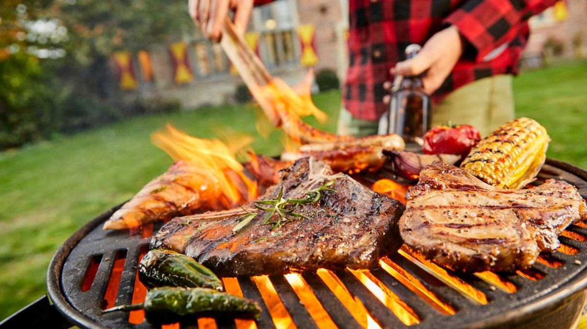 Steak und Gemüse auf Grill.