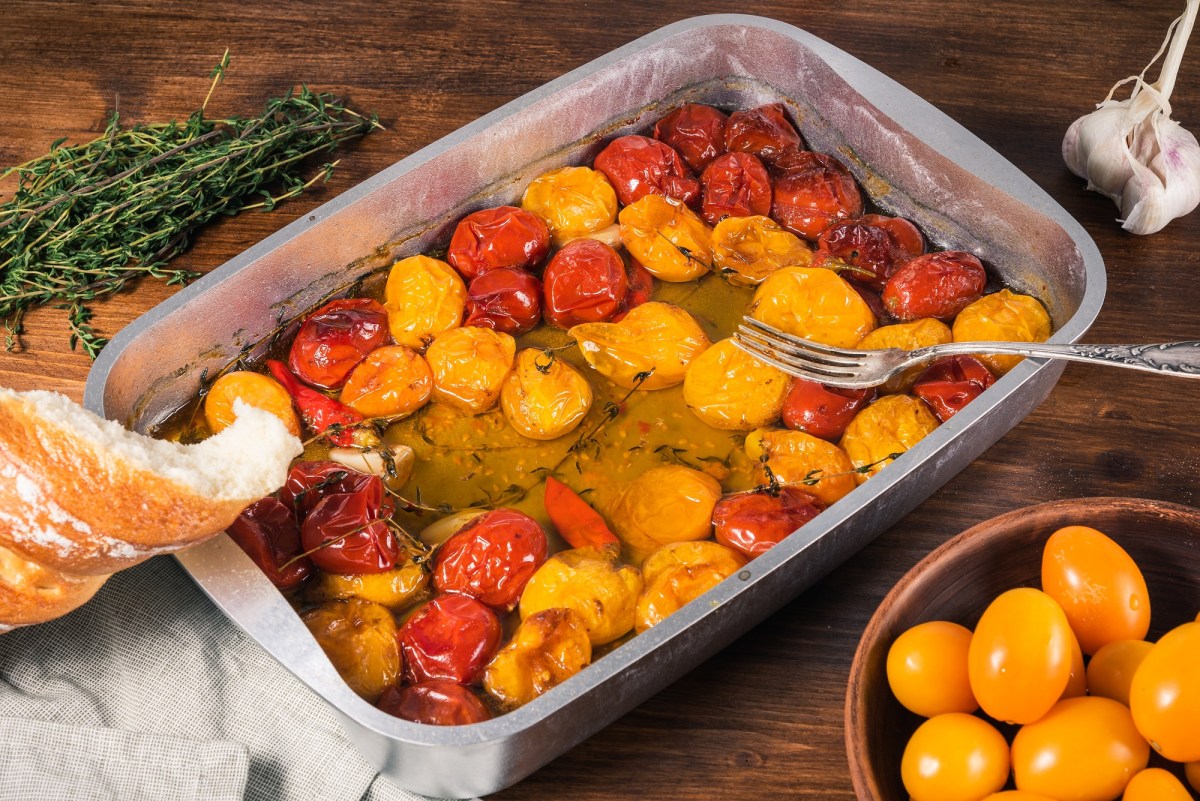 Draufsicht, schräg: Ein Kirschtomaten-Confit aus dem Ofen. verwendet werden rote und gelbe Kirschtomaten sowie Thymian.