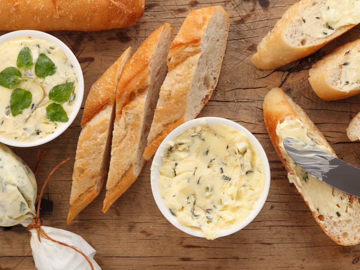 Selbst gemachte Kräuterbutter mit Baguette.