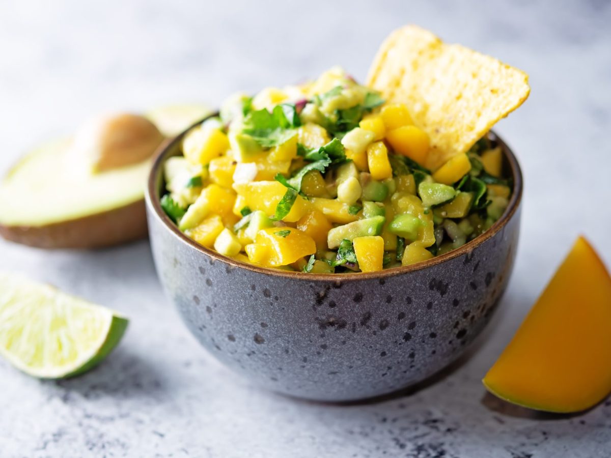 Fruchtig-feurig: Diese Mango-Avocado-Salsa passt perfekt zum Grillen