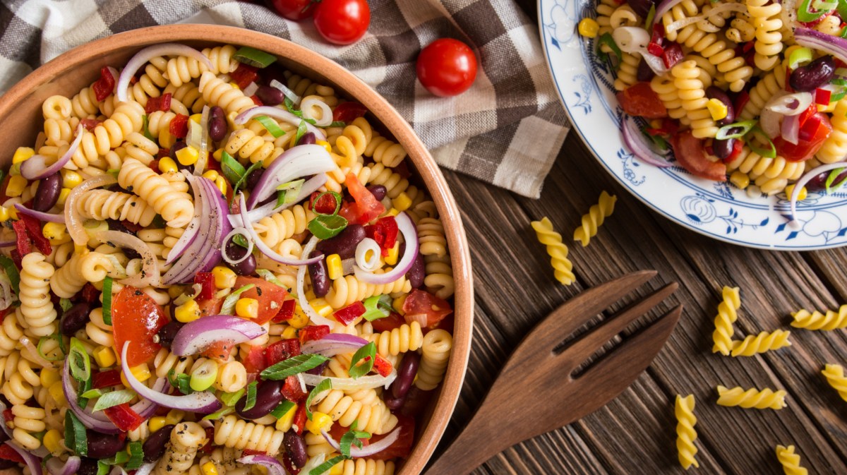 Nudelsalat Mexiko mit Zwiebeln und Bohnen.