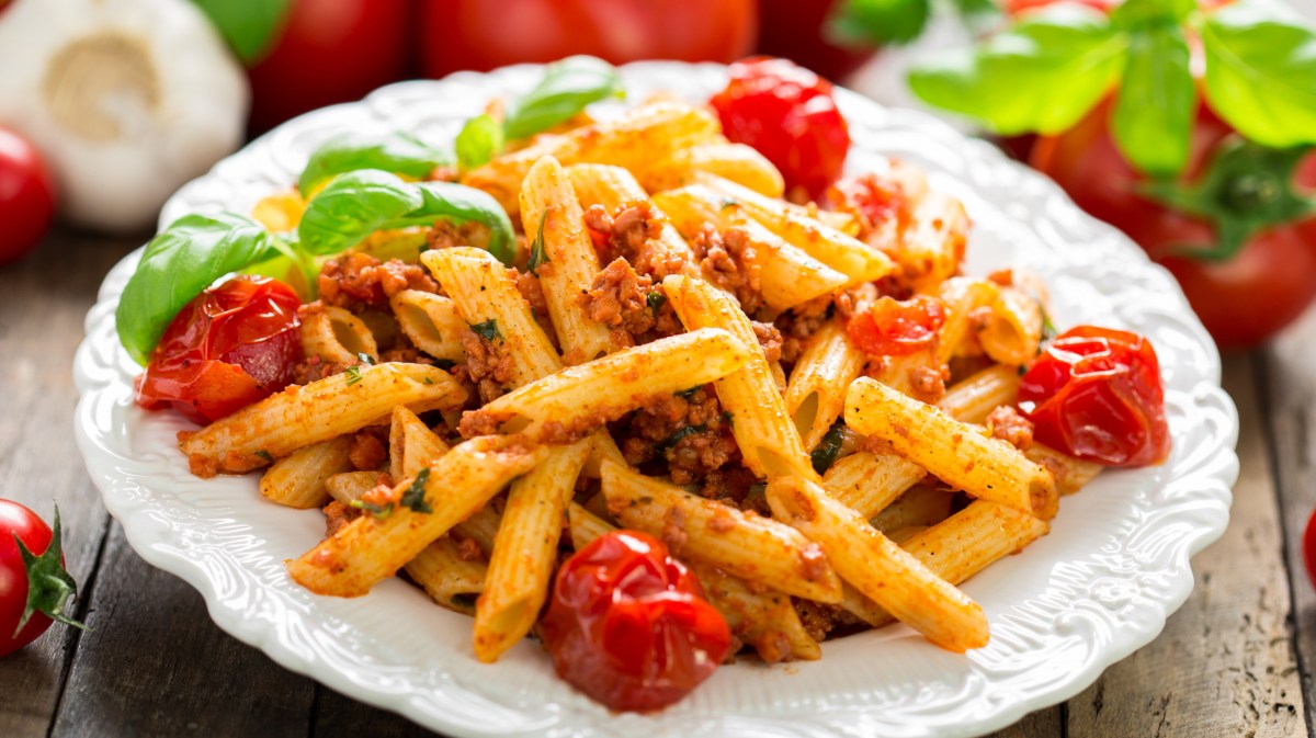 Nudelsalat mit Tomaten und Hackfleisch