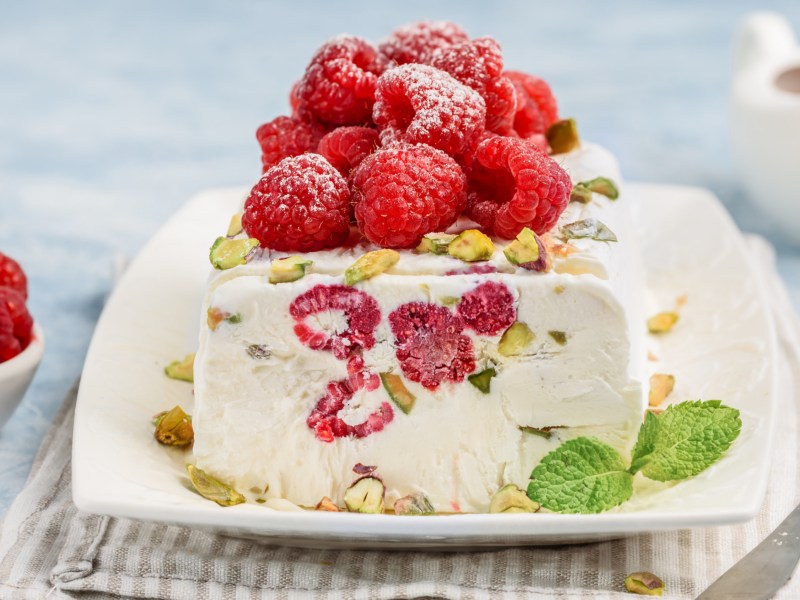 Semifreddo mit Himbeeren und Pistazien