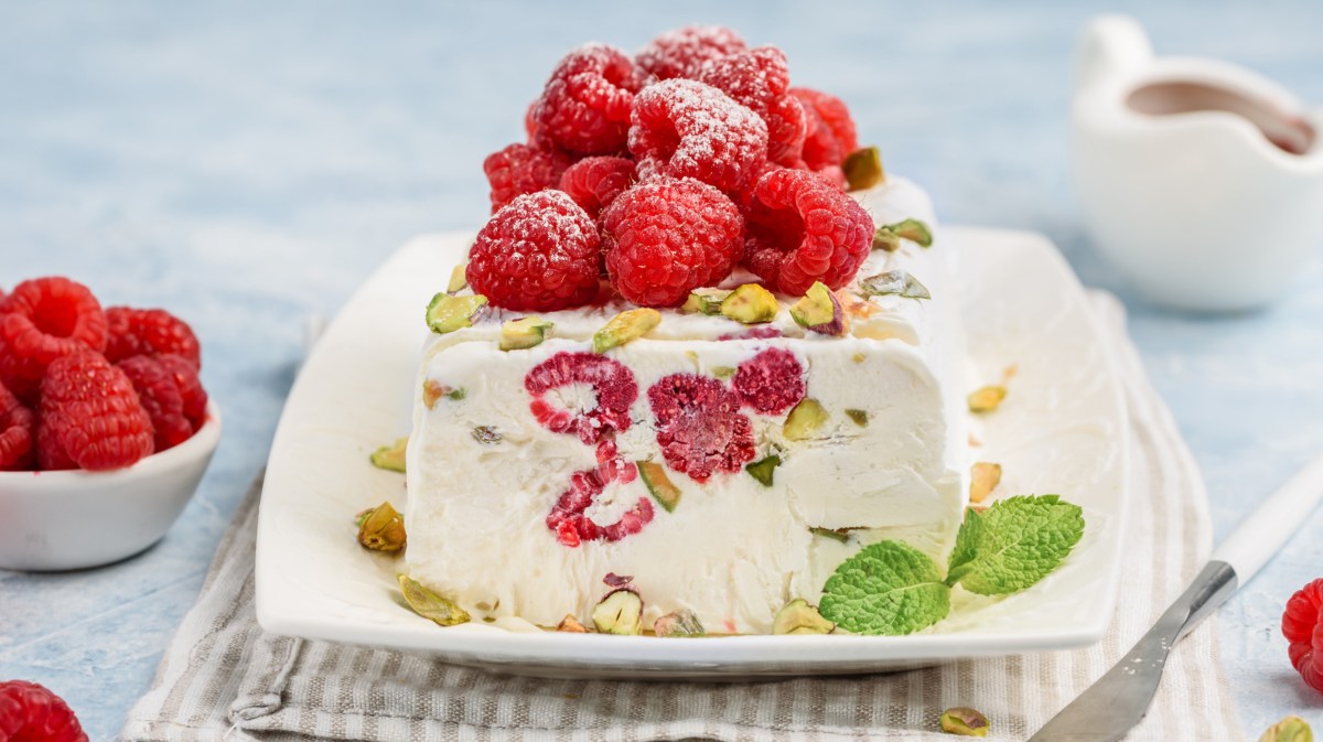 Semifreddo mit Himbeeren und Pistazien