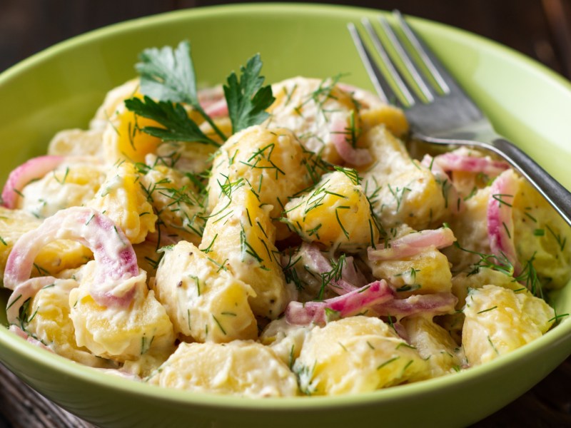 Kartoffelsalat mit roten Zwiebeln und Dill.