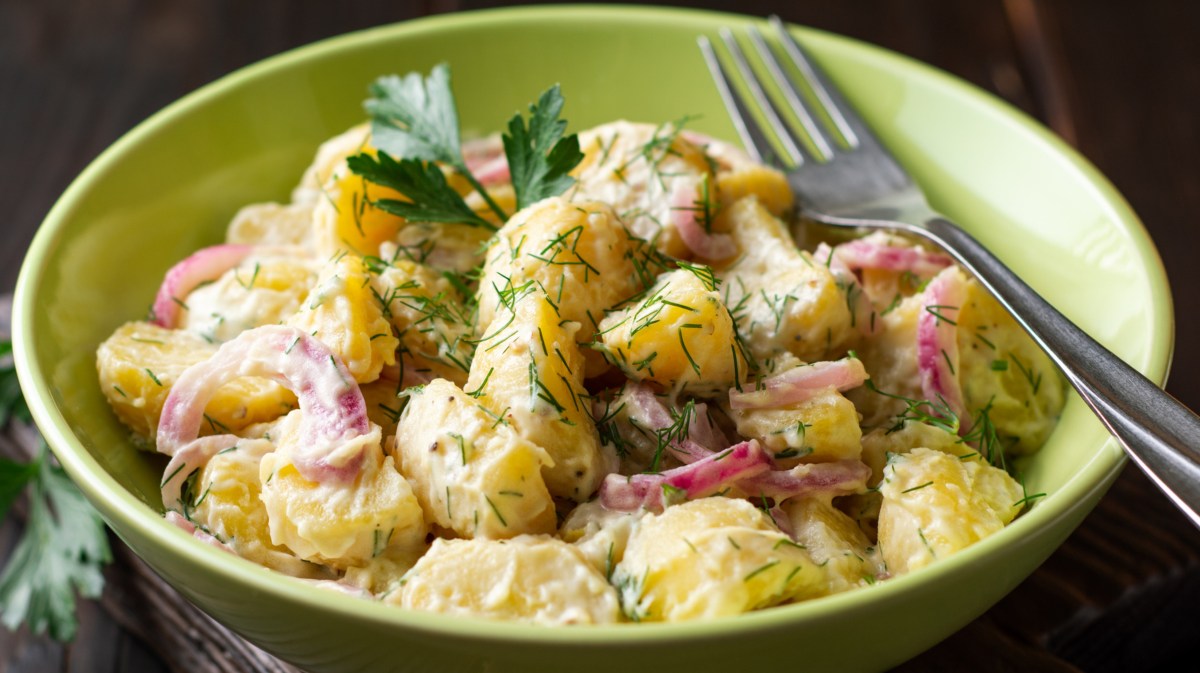 Kartoffelsalat mit roten Zwiebeln und Dill.