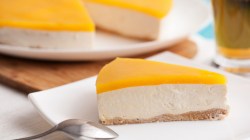 Käsekuchen mit Fruchtspiegel.