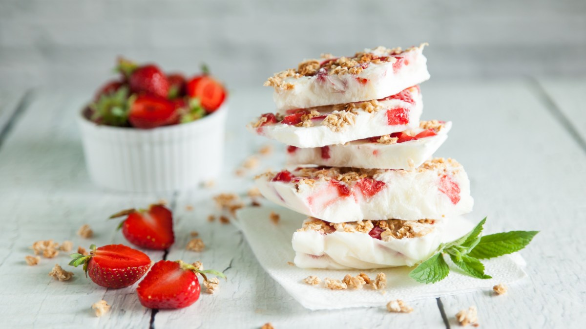 Frozen Yoghurt Stücke mit Erdbeeren.