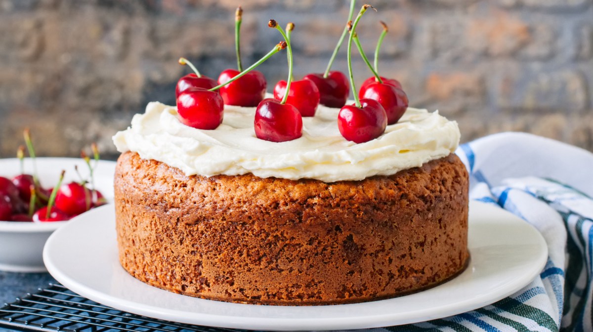 Kuchen mit Sahnehaube und Kirschen.