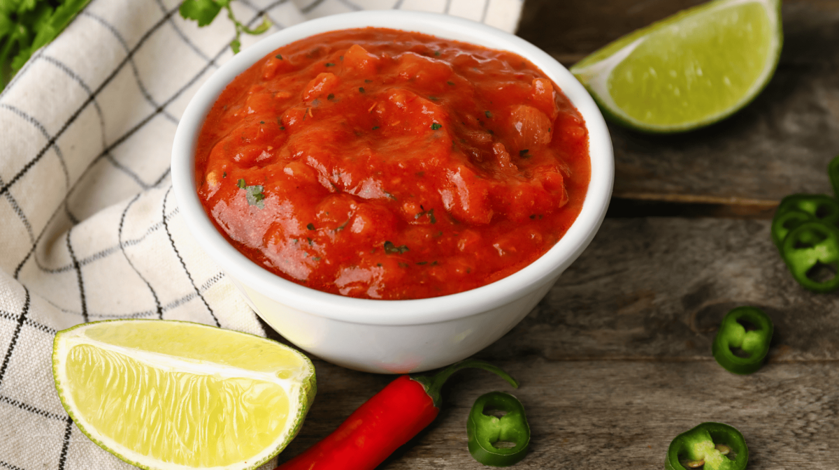 Selbstgemachte Tomaten-Salsa in einer weißen Schüssel.