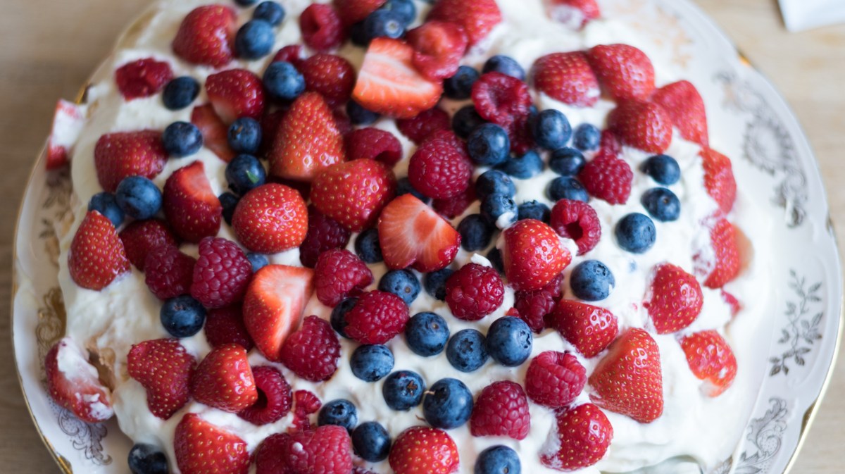 Dessert mit Himbeeren und Quark.