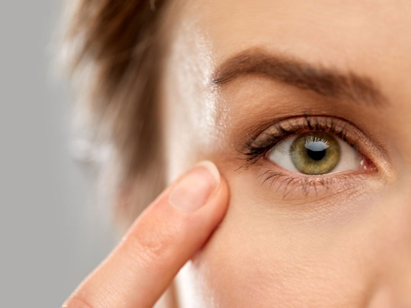 Frau mit geschminkten Augen.