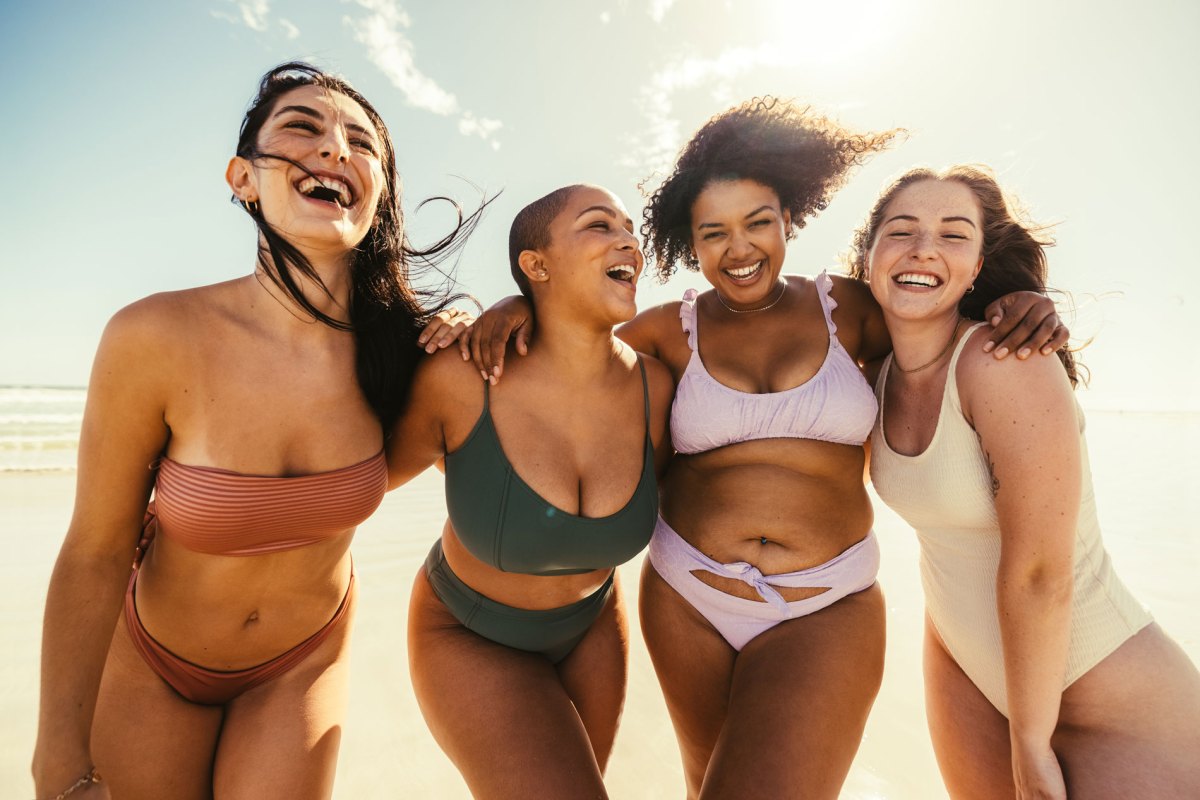 Frauen in unterschiedlichen Bikinis