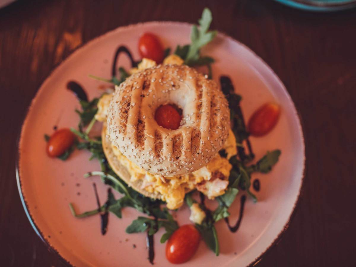 Frühstücks-Bagel mit frischen Zutaten