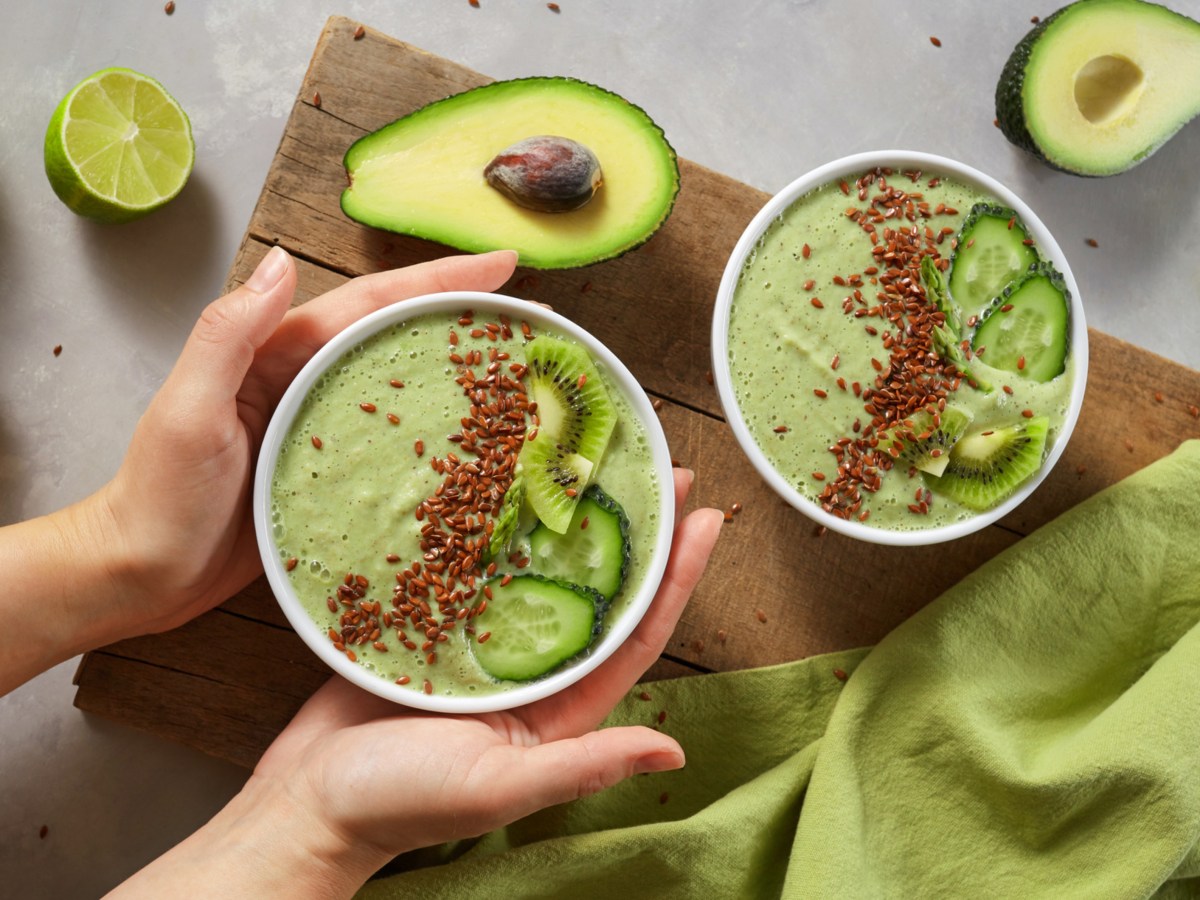 Avocado Smoothie Bowl mit aufgeschnittener Avocado, Limette und grünen Äpfeln