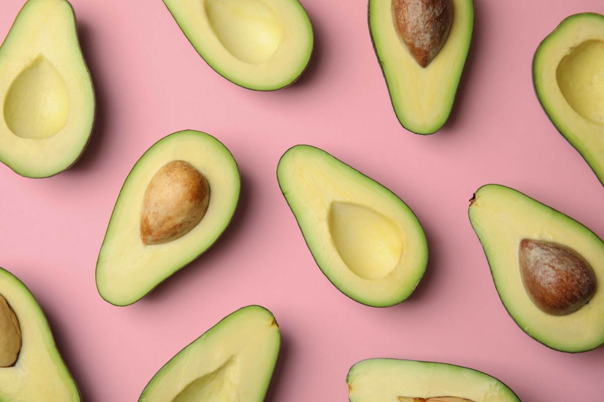 Avocado aufgeschnitten auf rosa Hintergrund