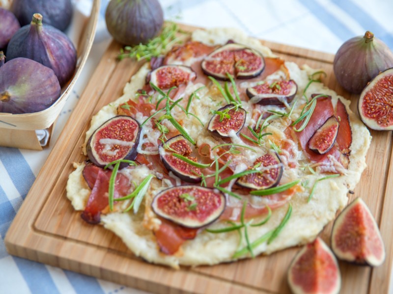 Flammkuchen mit Feigen, Ziegenkäse und Parmaschinken