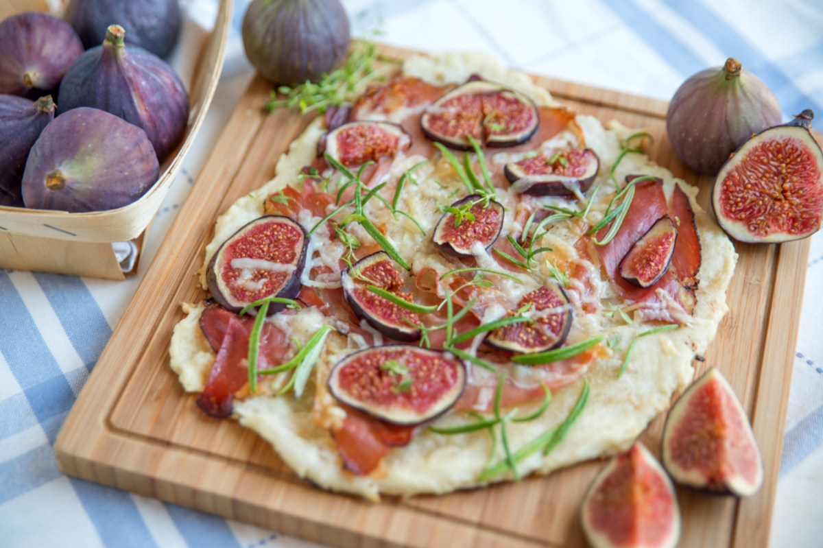 Flammkuchen mit Feigen, Ziegenkäse und Parmaschinken