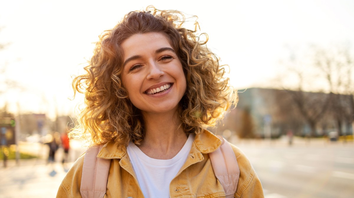 Lächelnde Frau mit hellen Locken