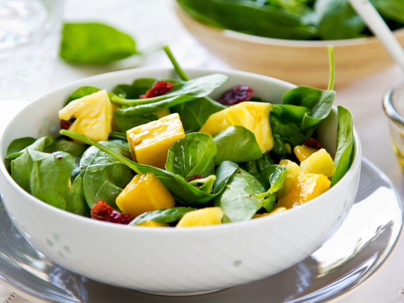 Feldsalat mit Mango und getrockneten Cranberrys