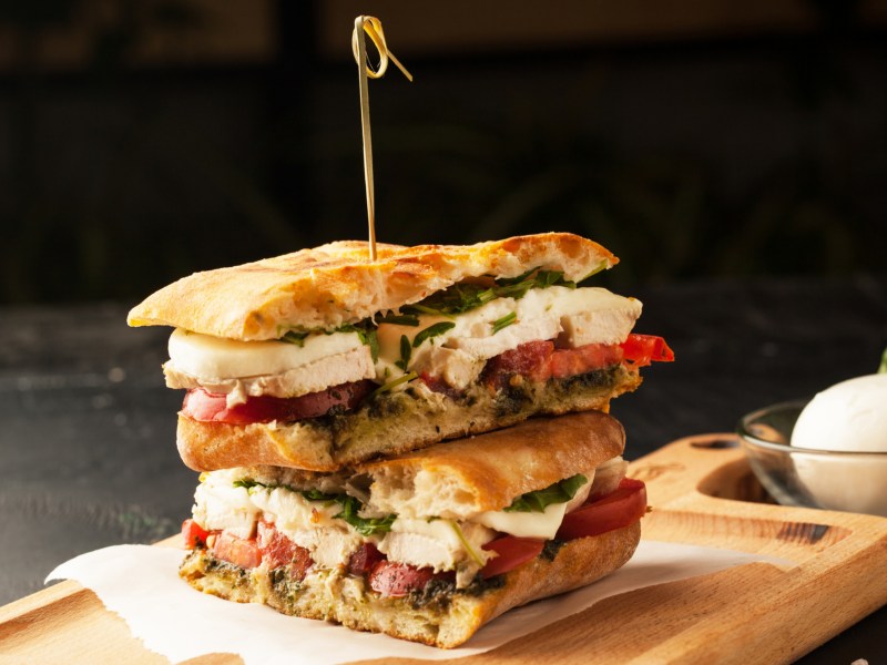 Pesto Chicken Sandwich auf Holzbrett serviert