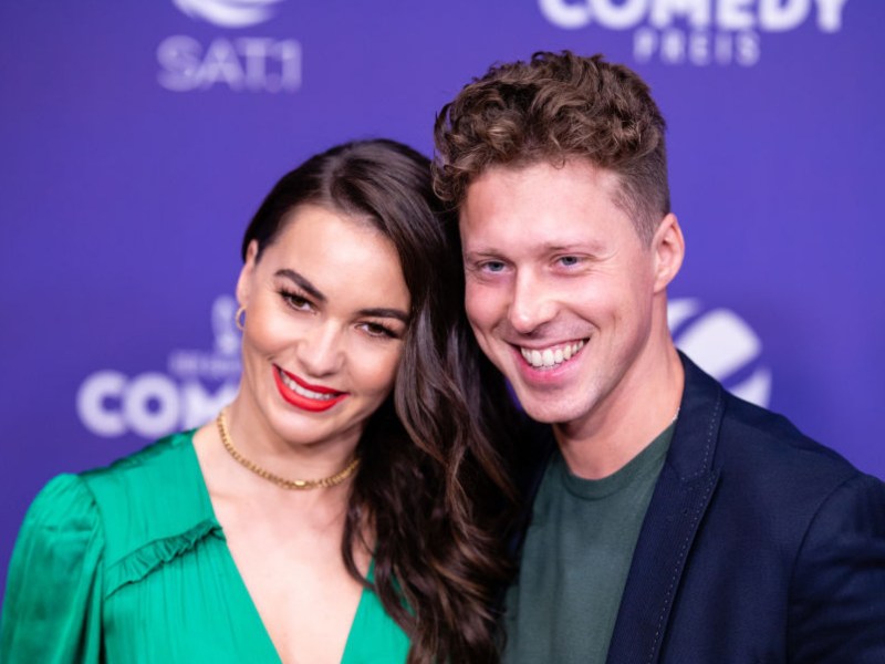 Renata und Valentin Lusin bei einem Event lächeln.