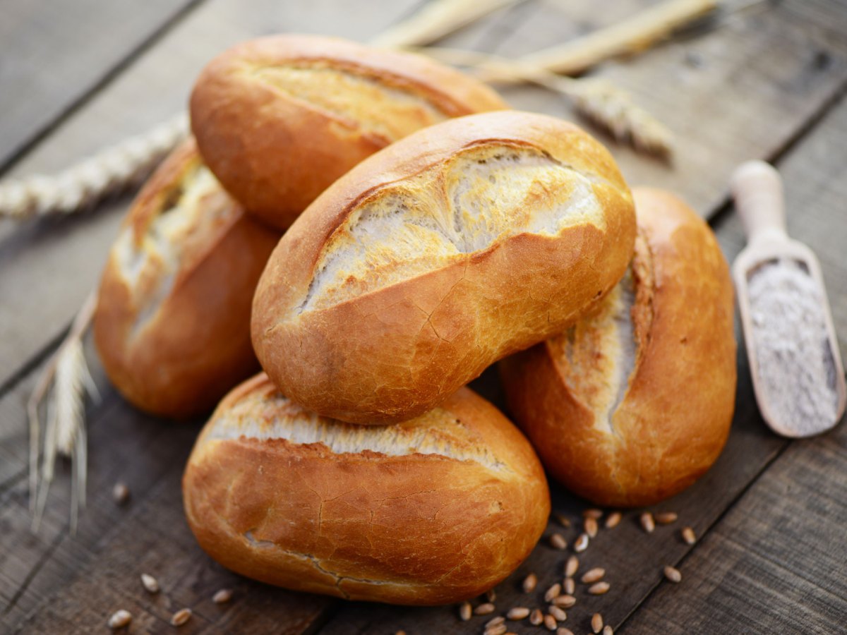 Nur drei Zutaten: Rezept für knusprig-fluffige Sonntagsbrötchen ohne Hefe