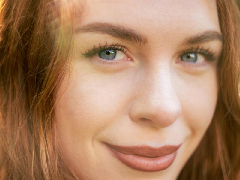 Frau mit blauen Augen und blonden Haaren.