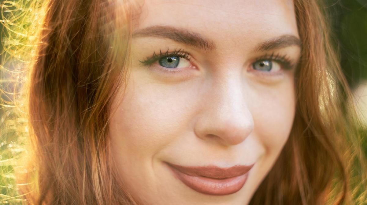 Frau mit blauen Augen und blonden Haaren.