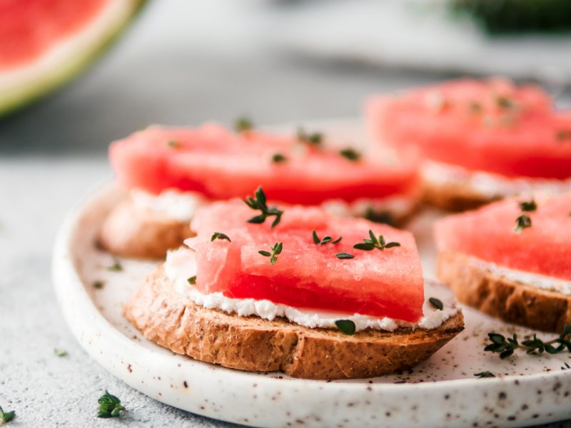 Wassermelone auf Brotscheibe mit Frischkäse