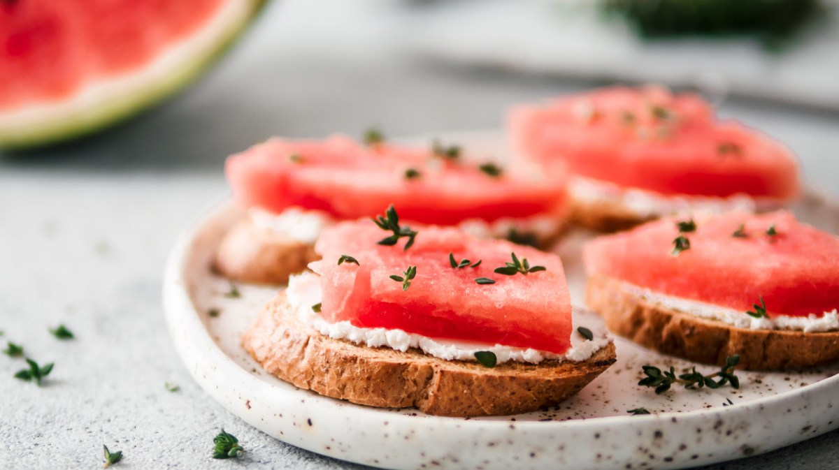 Wassermelone auf Brotscheibe mit Frischkäse